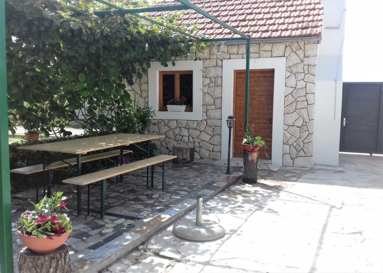 Apartments"Nika" With Private Pool Galovac  Exteriér fotografie
