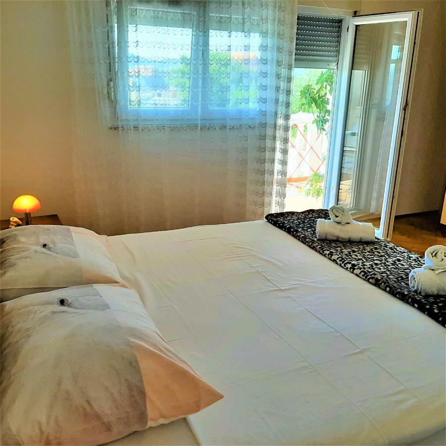 Apartments"Nika" With Private Pool Galovac  Exteriér fotografie